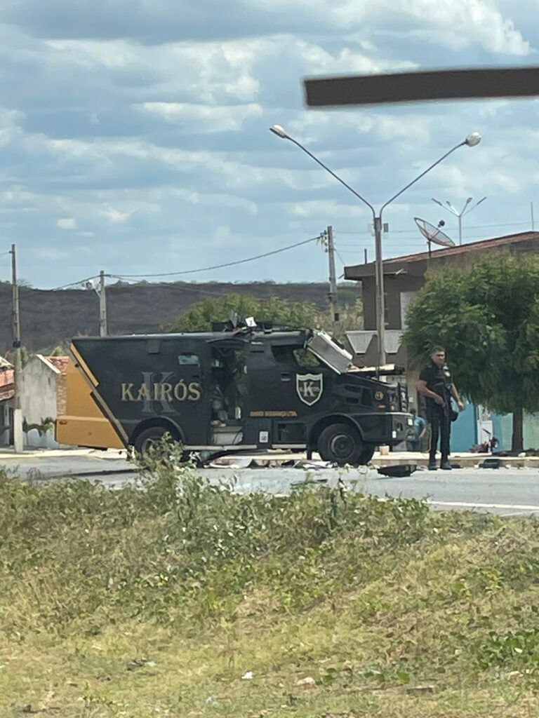 Carro forte é atacado por grupo criminoso na divisa entre Paraíba e